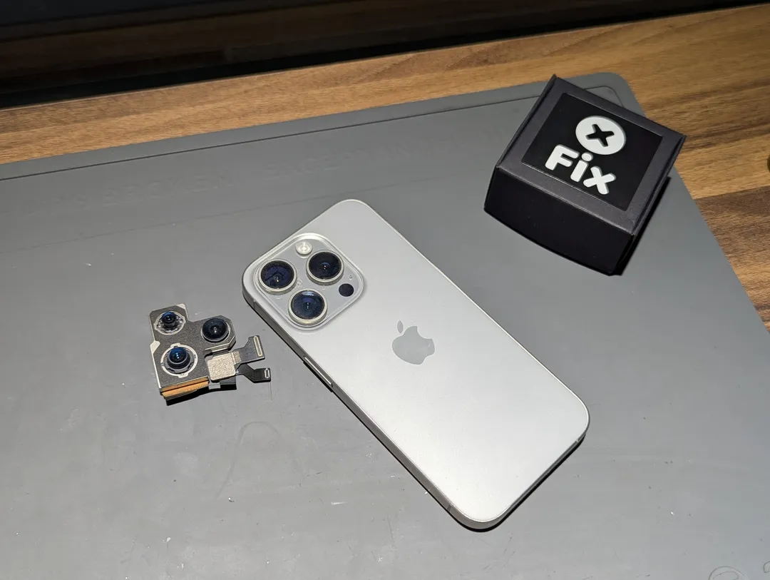 Модуль основной камеры рядом с iPhone Pro и коробкой XFix