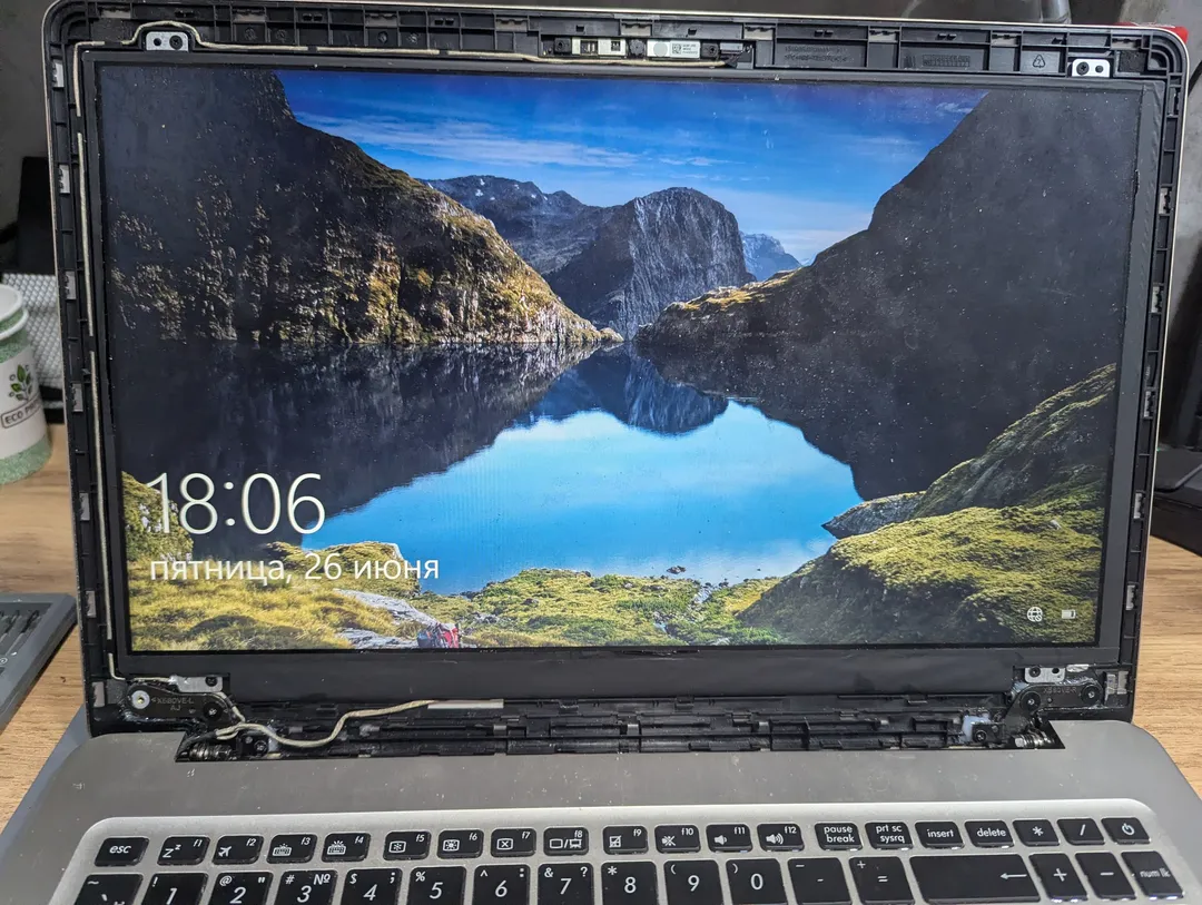 Ноутбук со снятой рамкой экрана, на экране блокировки Windows