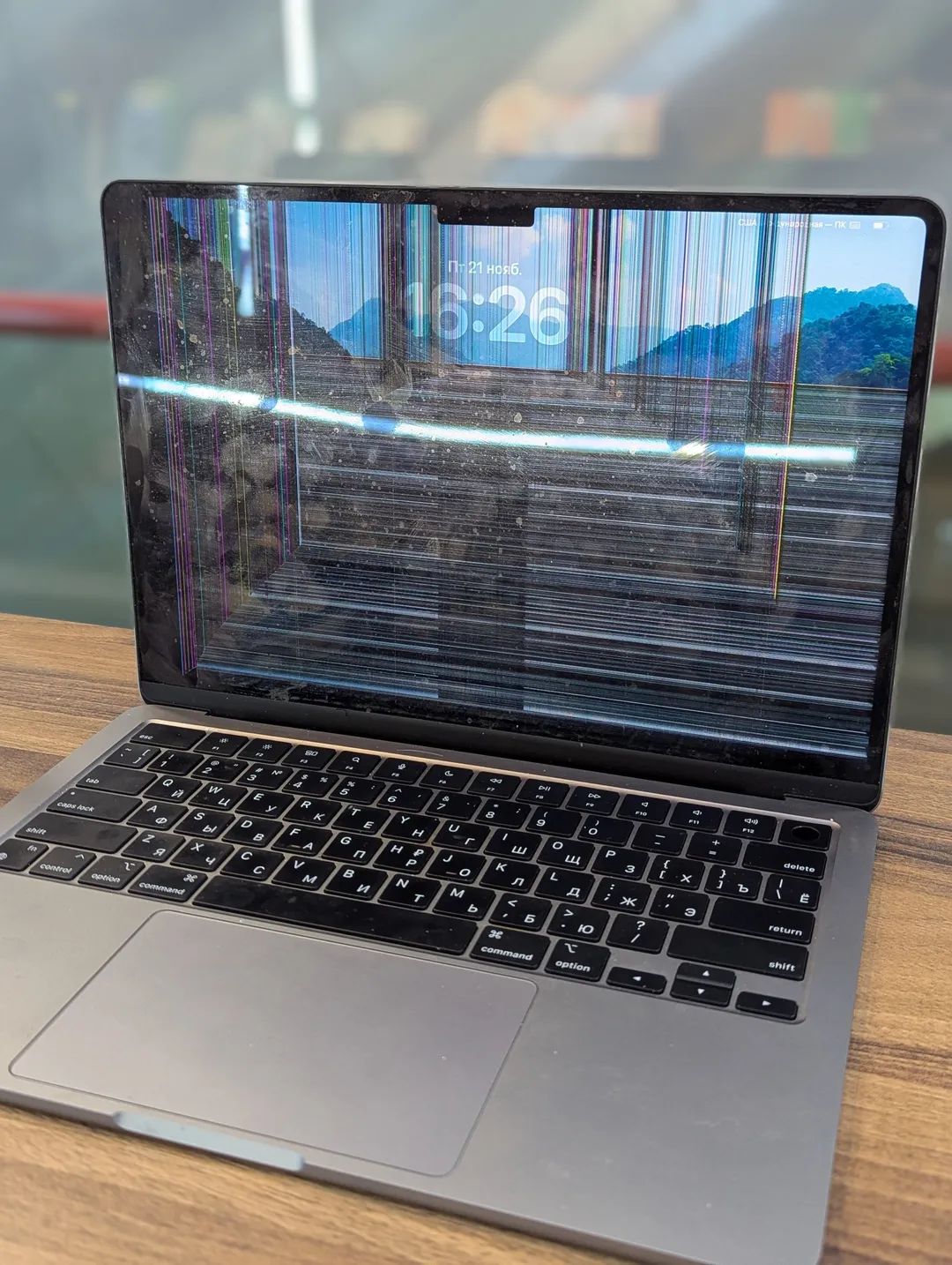 MacBook Air с повреждённым дисплеем: цветные полосы по всему экрану