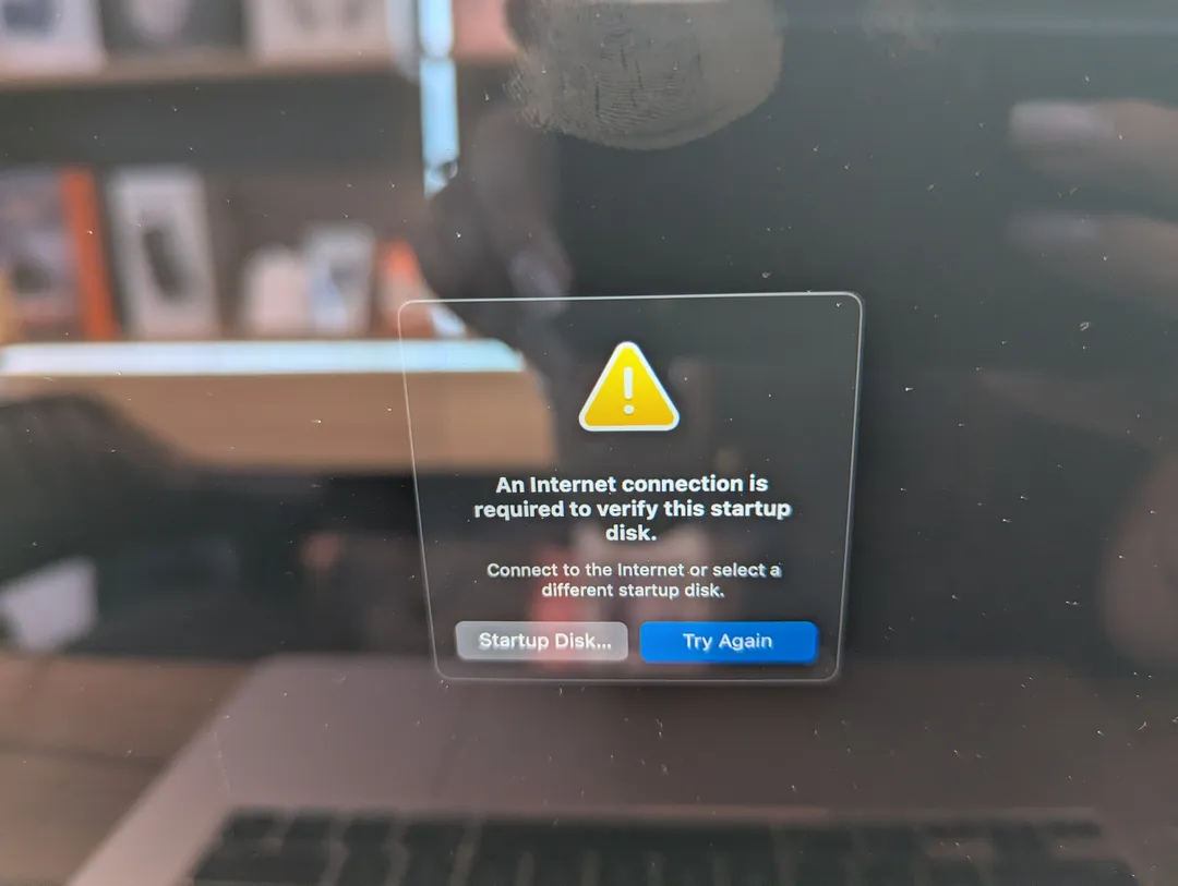 MacBook-ի էկրան՝ macOS-ի հաղորդագրությամբ, որ գործարկման սկավառակը ստուգելու համար ինտերնետ է պետք
