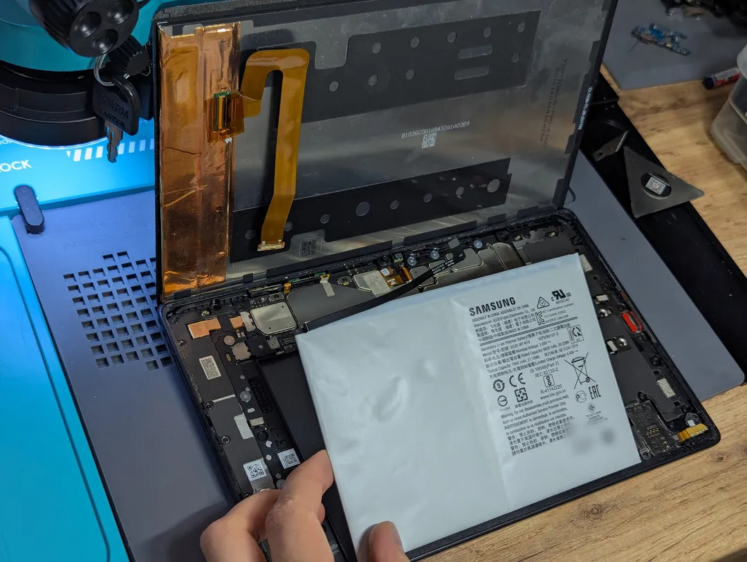 Բացված Samsung Galaxy Tab՝ մարտկոցը հանելու պահին