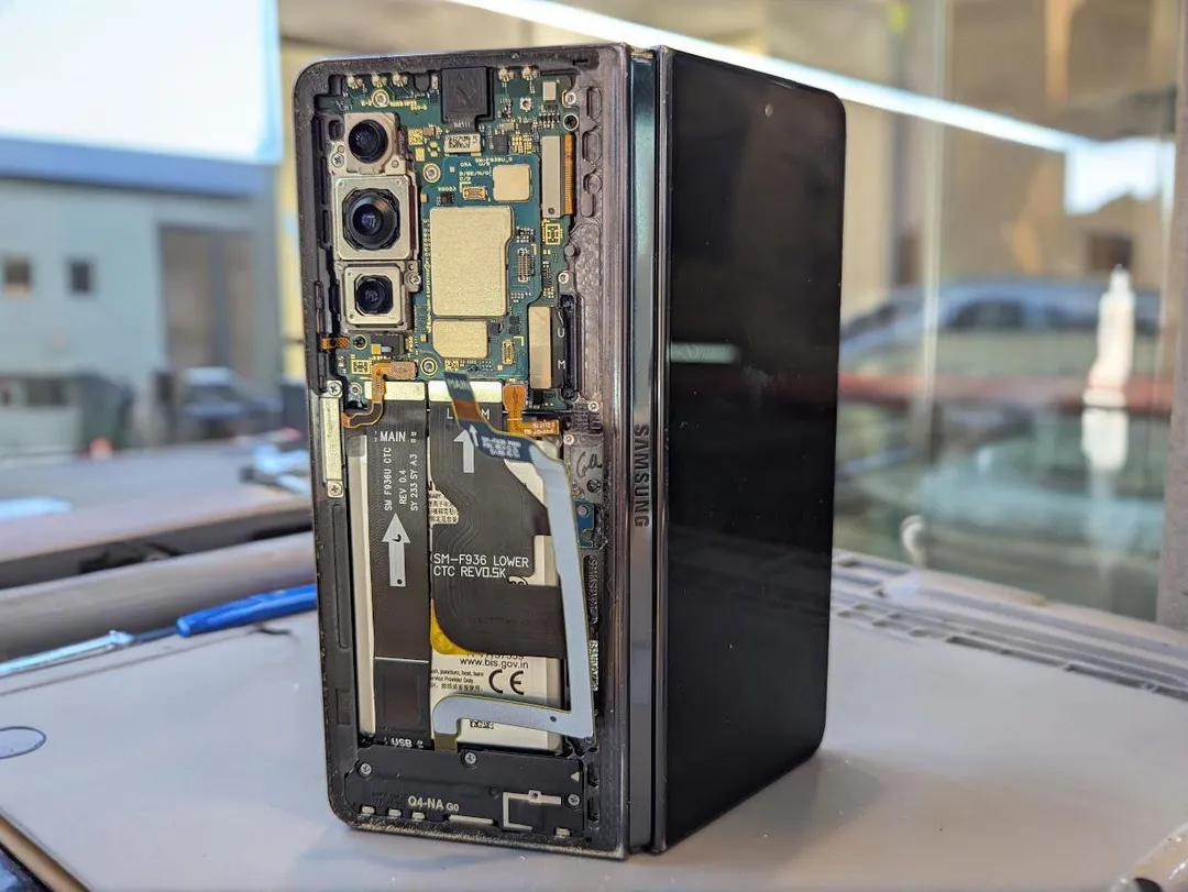 Samsung Galaxy Z Fold4 со снятой задней крышкой: видны плата и камеры